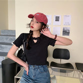 Kurzes, schmales Hemd in Liebesform mit Loch und Schleife